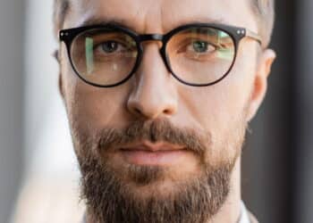 Por que você toma decisões que nem percebe segundo a psicologia