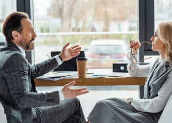 Interromper os outros durante uma conversa pode ser sinal de impulsividade emocional