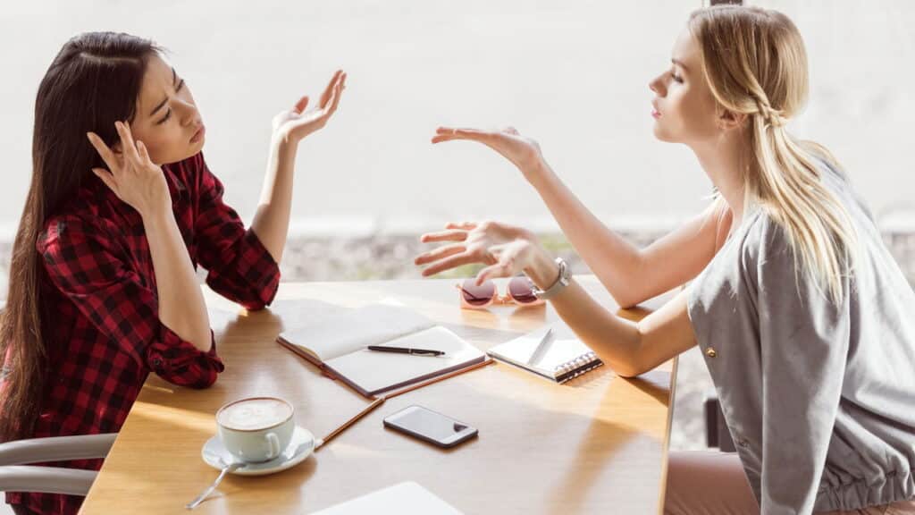 Interromper os outros durante uma conversa pode ser sinal de impulsividade emocional