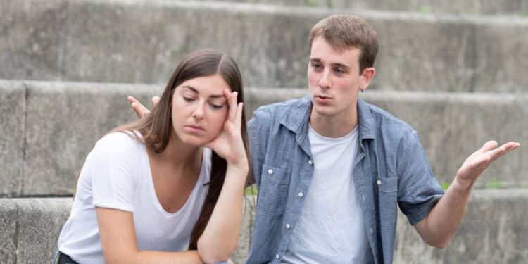Os sinais mais perigosos de controle emocional em um relacionamento