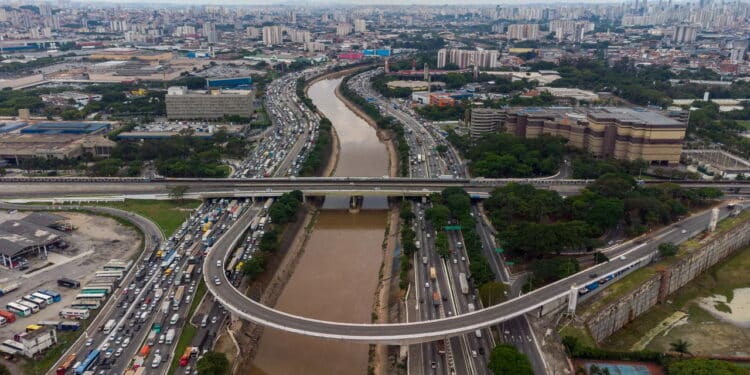 No interior de São Paulo o Rio Tietê nasce limpo e bonito