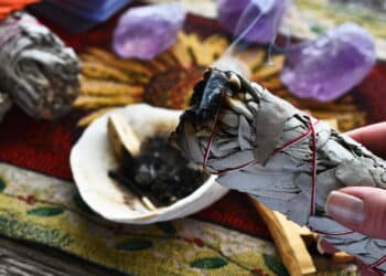 Ritual simples para renovar a energia do seu lar todo começo de mês, segundo o Feng Shui