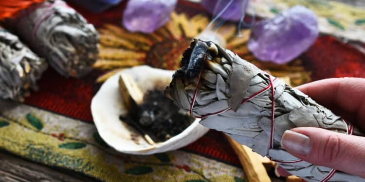 Ritual simples para renovar a energia do seu lar todo começo de mês, segundo o Feng Shui