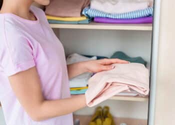 O truque que eles usam em hotéis para desinfetar roupas e deixá-las como novas