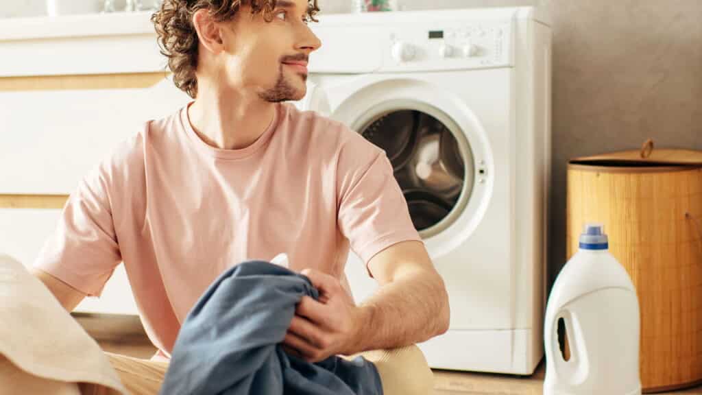 O truque que eles usam em hotéis para desinfetar roupas e deixá-las como novas