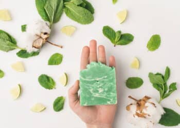 O sabonete em barra que promete pele radiante está no top 5 do ano
