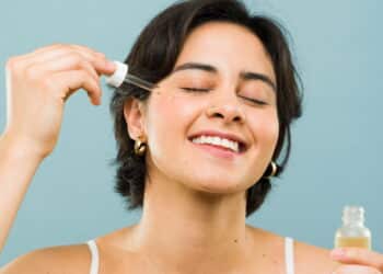 Toda mulher com mais de 45 anos precisa conhecer esses 5 séruns de tratamento