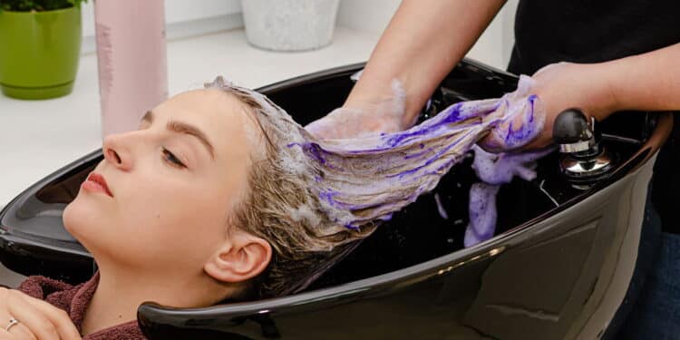 Como o shampoo roxo mantém o loiro bonito e sem amarelado