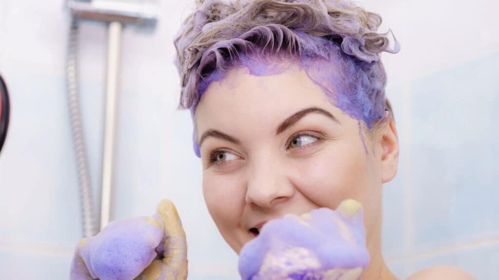 Como o shampoo roxo mantém o loiro bonito e sem amarelado