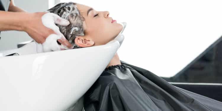 Dez shampoos sem sulfato para preservar a oleosidade natural do cabelo