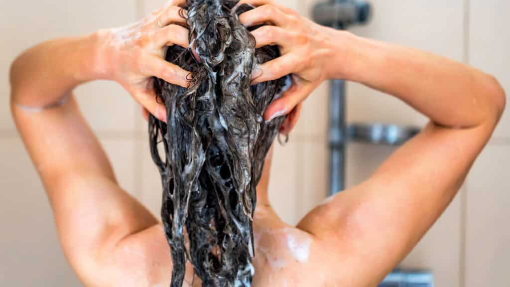 Shampoo barato que evita oleosidade excessiva em cabelos lisos