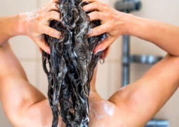 O melhor shampoo para mulheres com fios fracos e queda de cabelo