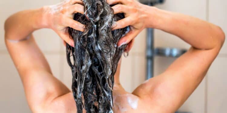 Este shampoo que custa menos de R$50 da brilho e deixa o cabelo mais volumoso já na primeira lavagem