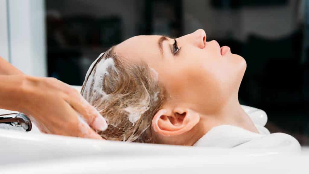 Shampoos baratos que cobrem cabelos brancos sem usar química pesada no couro cabeludo