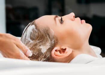 Os 5 shampoos queridinhos dos cabeleireiros para controlar o frizz em cabelos crespos