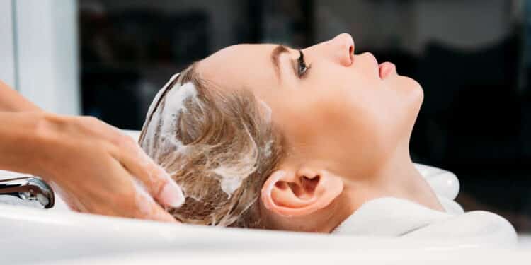 Os 5 shampoos queridinhos dos cabeleireiros para controlar o frizz em cabelos crespos