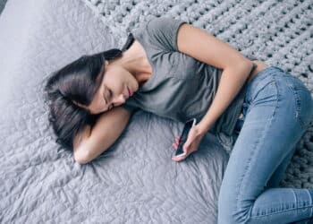 A psicologia explica como escapar da solidão em meio à multidão digital