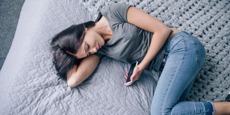 A psicologia explica como escapar da solidão em meio à multidão digital
