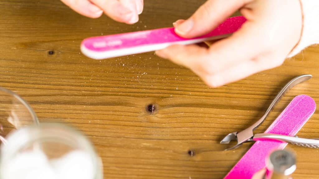 Três truques para quem ama unhas bonitas e feitas sem sair de casa