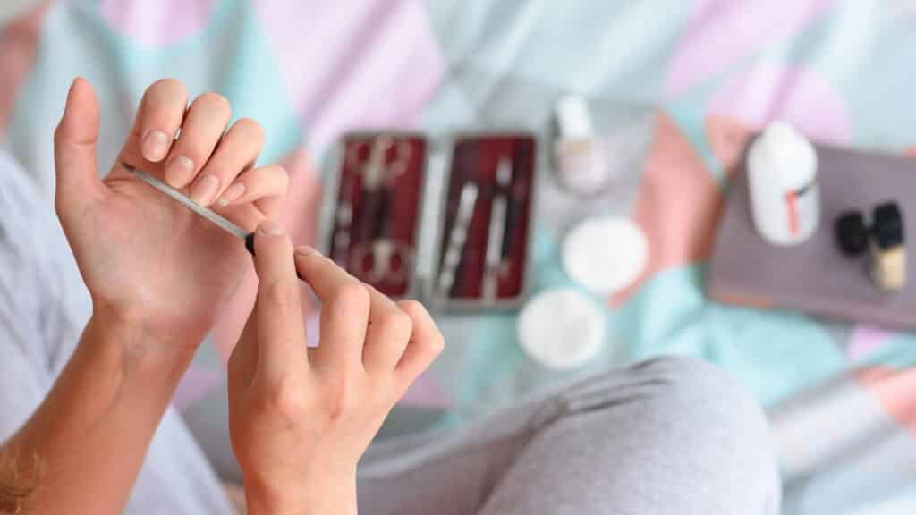 As cores de esmalte que estão dominando as unhas na primavera em 2025