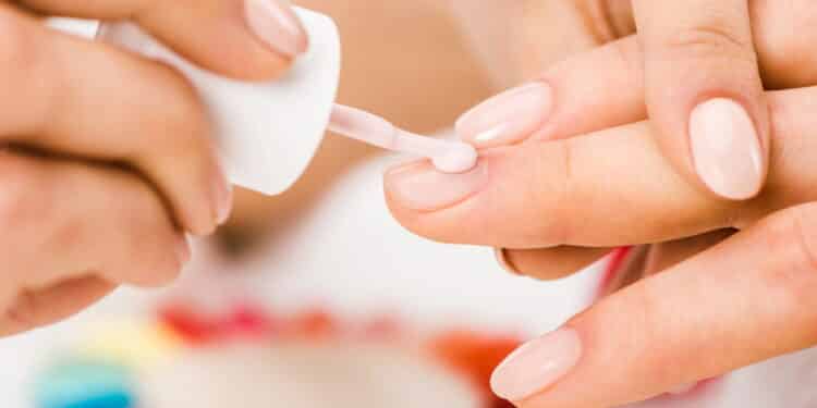 Remova manchas e o aspecto amarelado das unhas com esse produto milagroso
