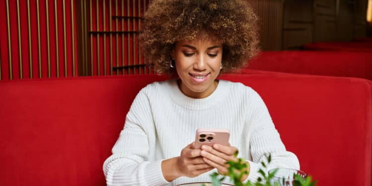 O Feng Shui, uma antiga prática chinesa, é frequentemente utilizado para harmonizar ambientes e promover a energia positiva. Pequenas adaptações no ambiente podem fazer uma diferença significativa na atmosfera de uma casa. Com algumas mudanças rápidas e fáceis, é possível melhorar consideravelmente o ambiente ao redor, impactando diretamente no humor e bem-estar de seus moradores. Passo a passo: pequenas mudanças em 10 minutos para melhorar seu dia Recolha objetos fora do lugar: Em apenas 2 minutos, recolha papéis, roupas ou itens esquecidos nos cômodos. O simples ato de eliminar a desordem traz instantaneamente uma sensação de leveza. Ajuste a iluminação: Nos próximos 2 minutos, abra cortinas para permitir a entrada de luz natural. Se já estiver escuro, acenda abajures com luz amarela e reposicione lâmpadas para evitar sombras. Posicione uma planta: Reserve 1 minuto para mover uma planta para um local de destaque, como a entrada da sala ou ao lado de uma janela. Isso traz vitalidade instantânea ao ambiente. Pulverize um aroma agradável: Use mais 1 minuto para borrifar um aromatizador natural de ambiente com aromas relaxantes, como lavanda ou alecrim, ajudando a renovar o ar e a energia. Troque objetos decorativos de lugar: Em 2 minutos, mova alguma almofada, quadro ou objeto colorido para um novo local, visando renovar e estimular diferentes energias no espaço. Inclua um elemento dos cinco elementos: No minuto final, coloque um pequeno objeto de metal, uma vela (fogo) ou uma tigela de água em um lugar que você deseja energizar. Um ambiente organizado elimina bloqueios de energia e promove a claridade mental. A desordem e o acúmulo de objetos, bastante comuns com a vida agitada dos dias atuais, são alguns dos maiores obstáculos para um fluxo energético positivo. Começar por algo simples, como organizar as mesas, prateleiras e retirar itens desnecessários, pode otimizar os espaços e a circulação do chi, conceito fundamental no Feng Shui. Como a iluminação influencia no ambiente? A iluminação é um elemento crucial no Feng Shui, pois afeta as nossas emoções e energia. Luz natural é sempre preferida, mas, quando isso não é possível, o uso estratégico de luzes amarelas quentes pode replicar os benefícios naturais. Posicionar espelhos estrategicamente também ajuda a maximizar a luz disponível, refletindo-a por toda a casa e promovendo uma sensação de amplitude. Além disso, lâmpadas mal posicionadas podem criar sombras indesejadas que impactam a serenidade de um espaço. Importância das plantas na decoração As plantas são excelentes aliadas dentro do Feng Shui, trazendo a vitalidade da natureza para o interior dos lares. Além de purificarem o ar, certas espécies como a espada-de-são-jorge ou o lírio-da-paz são reconhecidas por suas propriedades de proteção e harmonia. O simples ato de posicionar algumas plantas bem cuidadas em locais estratégicos pode revigorar o ambiente em minutos, equilibrando elementos e criando um contato direto com a natureza. Além disso, recentes estudos científicos sugerem que plantas em ambientes internos podem contribuir para reduzir o estresse e melhorar a qualidade do sono dos moradores. Quais são os efeitos das cores no humor e energia do lar? No Feng Shui, as cores desempenham um papel vital em influenciar o humor e a energia. Tons suaves e terrosos como o verde e o azul são conhecidos por promoverem a tranquilidade e a calma, sendo ideais para ambientes de descanso como quartos e salas de estar. Já cores mais vibrantes, como o vermelho e amarelo, podem ser utilizadas na cozinha ou na sala de jantar para estimular a vitalidade e a alegria. Alterar elementos decorativos, como almofadas ou quadros, pode rapidamente alterar a energia de um local. Elementos decorativos que harmonizam o fluxo energético Integrar objetos que representam os cinco elementos do Feng Shui — madeira, fogo, terra, metal e água — pode ser uma maneira rápida de impulsionar a energia dos espaços. Por exemplo, um aquário ou uma pequena fonte d'água na entrada de casa pode atrair prosperidade e abundância. Já os objetos metálicos, como esculturas ou sinos de vento, são ótimos para fazer correções energéticas sutis e trazer equilíbrio para ambientes normalmente carregados. Para resultados ainda melhores, especialistas recomendam realizar pequenas limpezas energéticas frequentes, como o uso de incensos ou sinos tibetanos, para manter o fluxo do chi sempre renovado. Pequenas modificações no espaço envolvendo princípios do Feng Shui podem ser realizadas em pouco tempo e facilmente se integrar à rotina diária. Essas mudanças não apenas melhoram o fluxo de energia, mas também promovem um ambiente mais acolhedor e harmonioso, impactando positivamente na qualidade de vida e no bem-estar de todos que habitam ou visitam esses espaços. Perguntas Frequentes (FAQ) sobre Feng Shui em Casa 1. Preciso de muitos objetos ou móveis novos para aplicar o Feng Shui? Não. Na maioria das vezes, pequenas mudanças como organizar, trocar objetos de lugar, ajustar a iluminação e trazer plantas já fazem grande diferença. O Feng Shui valoriza a harmonia mais do que a quantidade de itens. 2. Posso aplicar o Feng Shui em apenas um cômodo da casa? Sim. Mesmo pequenas intervenções em um único ambiente, como o quarto, sala ou escritório, já trazem benefícios para o bem-estar. Com o tempo, você pode expandir as mudanças para outros cômodos. 3. Quais plantas são mais indicadas para melhorar a energia dos ambientes? Espada-de-são-jorge, lírio-da-paz, jiboia e zamioculca são excelentes opções segundo o Feng Shui, pois trazem proteção, purificam o ar e promovem bem-estar. 4. Há algum elemento do Feng Shui que deve ser evitado em casa? Evite acúmulo de objetos quebrados, lâmpadas queimadas e ambientes com excesso de desordem, pois bloqueiam o fluxo energético e podem afetar o humor e a saúde. 5. Como começar se nunca apliquei Feng Shui antes? Comece organizando a casa, ajustando a iluminação e introduzindo uma ou duas plantas. A partir daí, experimente incorporar os cinco elementos aos poucos, sempre observando como o ambiente e o seu bem-estar respondem.
