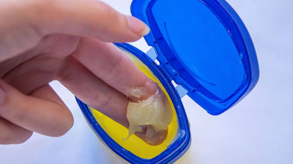 Vaselina vira febre no TikTok como o truque mais barato para hidratar e rejuvenescer a pele
