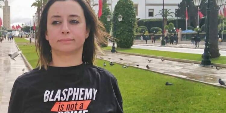 Feminista é condenada à prisão por usar camisa com slogan 'Alá é lésbica'