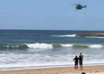 Ataque brutal de tubarão mata surfista e parte prancha no meio