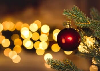 O truque simples para deixar sua árvore de Natal chamativa e bonita
