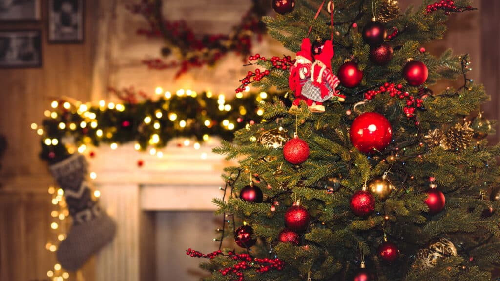 O truque simples para deixar sua árvore de Natal chamativa e bonita