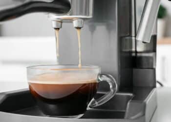 Cafeteiras baratas que preparam café antes mesmo de você acordar