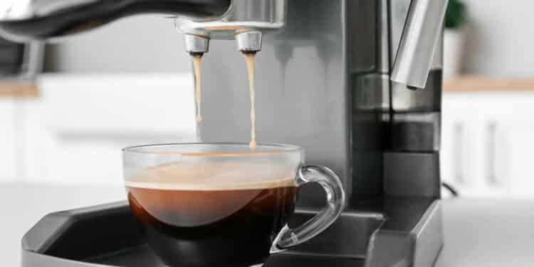 Cafeteiras baratas que preparam café antes mesmo de você acordar