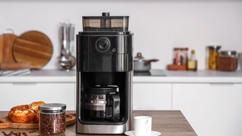 Cafeteiras baratas que preparam café antes mesmo de você acordar