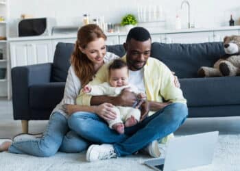 Família feliz em uma casa aconchegante // Créditos: depositphotos.com / IgorVetushko