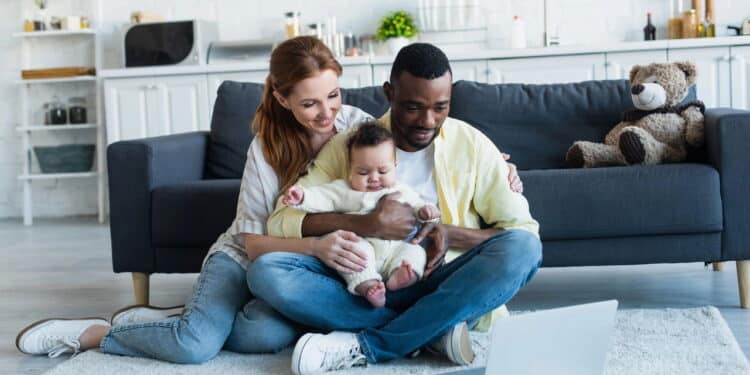 Família feliz em uma casa aconchegante // Créditos: depositphotos.com / IgorVetushko
