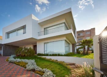 A melhor forma de transformar a fachada da sua casa sem gastar muito