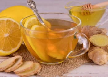 O chá poderoso que ajuda contra inflamações na garganta e gripe