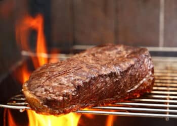 O segredo de uma área de churrasco em casa bonita sem gastar muito