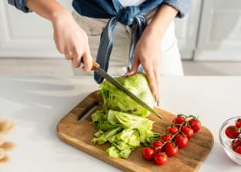 Você está cortando legumes errado? Cinco truques que vão mudar sua forma de cozinhar