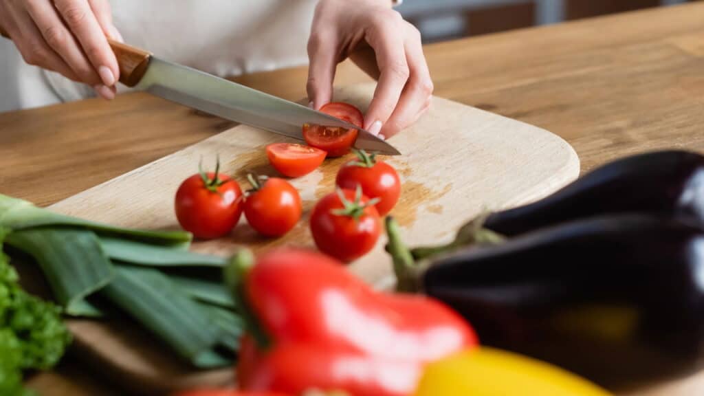 Quais os truques para cortar tomates-cereja de forma eficiente?