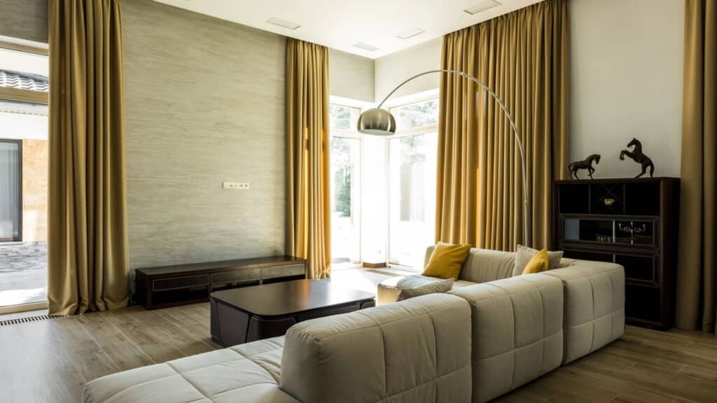 O truque para limpar cortinas em poucos minutos sem dificuldades
