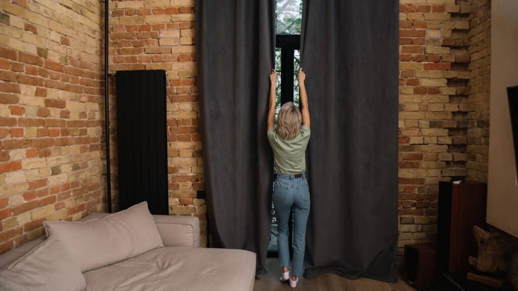 O truque para limpar cortinas em poucos minutos sem dificuldades