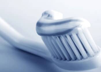O truque das escovas de dente que facilita a limpeza da sua casa