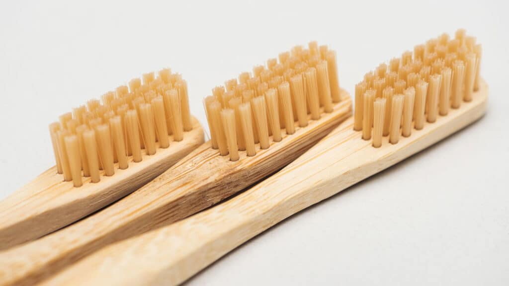 O truque das escovas de dente que facilita a limpeza da sua casa