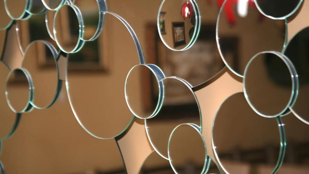 A decoração com mini espelhos que você pode fazer em casa facilmente