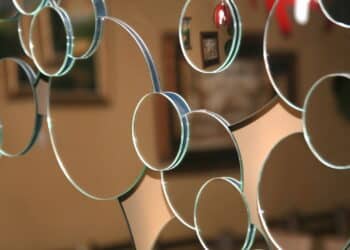 A decoração com mini espelhos que você pode fazer em casa facilmente