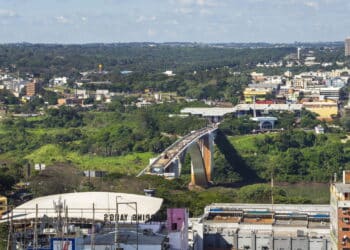 Vista aérea da Ponte da Amizade que liga o Brasil ao Paraguai - Créditos: depositphotos.com / rmnunes