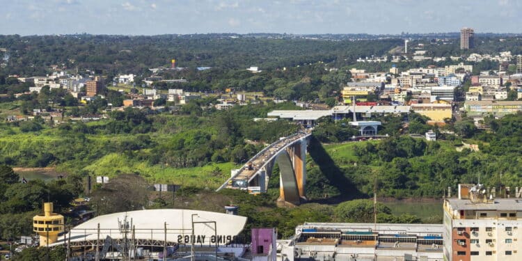 Vista aérea da Ponte da Amizade que liga o Brasil ao Paraguai - Créditos: depositphotos.com / rmnunes
