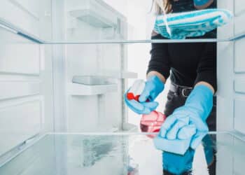 O truque caseiro para eliminar mau cheiro da geladeira facilmente